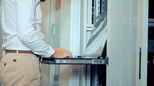 IT-Ingenieur arbeitet im Serverraum: Stockvideos & Filmmaterial (100 % lizenzfrei) 1082885200 | Shutterstock
