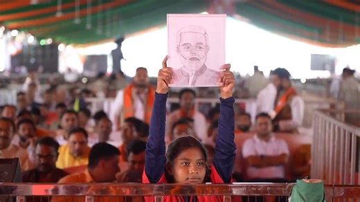 #WATCH | A young girl brought a sketch of PM Narendra Modi to present it to him at his event in Kanker, Chhattisgarh. The Prime Minister has now written to her, thanking her for the sketch. #PMNarendraModi #Chattisgarh VC: ANI | TIMES NOW | Facebook
