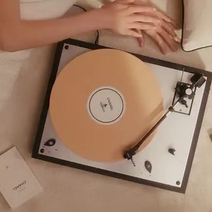 171K views · 361 reactions | Instinctive application Thanks to its half-moon brush, LES BEIGES NEW HEALTHY GLOW SHEER POWDER is extremely easy to apply, even without a mirror. For buildable coverage, whether light or heavier, as desired, in all lighting. #LesBeiges #CHANELMakeup #CHANELBeauty | CHANEL | Facebook