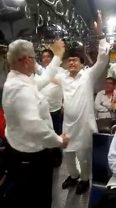 19K views · 306 reactions | मुंबई लोकलमधील ज्येष्ठ नागरिकांच्या गरब्याचा व्हिडिओ व्हायरल #AajNEWJDekhaKya #marathiNEWJ #Trending #Viralvideo #Maharashtra #मराठीबातम्या #marathinews #Maharashtranews #update #mumbainews #mumbailocal #localtrain #seniorcitizens #garba | Boltoy Maharashtra | Facebook