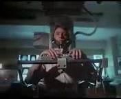 En 1978 un científico es acusado de un asesinato que no cometió. Quiere hacer pensar al mundo que está muerto, hasta que pueda controlar al violento espíritu que vive en él. | Cuatro Bastardos