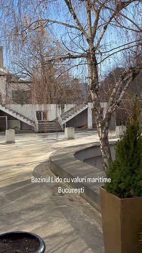 Bazinul Lido cu valuri maritime arată, acum, așa! Bazinul Lido făcea parte din Palatul Lido, denumit de regimul comunist “Hotelul Lido”. Clădirea a fost inaugurată în vara anului 1930, și era apreciat pentru elementele art-deco. În același an, acolo a învățat să înoate chiar și Regele Mihai. „Piscina Lido, o parte componentă din ansamblul care avea legătură cu Hotelul Lido, hotel care a fost ridicat în anii 30, o prezență cu numeroase influențe art-deco de pe Bulevardul Magheru, bulevard care a 