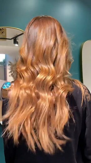 [ SPÉCIAL PROS ✂️ ] Zoom sur le balayage cuivré 🧡 avec la coloration professionnelle PURE77ème Elément ✨ On vous montre les différentes étapes du balayage cuivré réalisé par notre référent technique @florian_hairstylist 🤩 Psssst... on profite de l'offre CA-NON sur la coloration PURE7 👉 10 tubes achetés = 10 tubes OFFERTS 🤩🔥 https://bit.ly/41BrUWl | Bleu Libellule