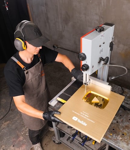 1.6M views · 3.8K reactions | How much gold is really in a YouTube 1M subs play button? DIY party accessory reveal! | 5-Minute Crafts Men | Facebook