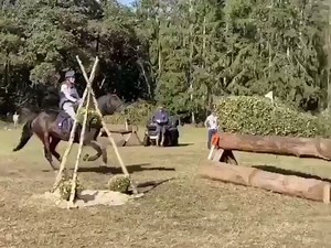 In de maand december komen de leden van het KNHS Talententeam 2020 aan het woord om te vertellen over hun jaar. Deze keer eventingamazone Janneke Boonzaaijer "Ik heb dit jaar natuurlijk ook minder kunnen rijden, maar wat ik heb gereden ging wel goed dus daar ben ik heel blij mee. Onze laatste wedstrijd van het jaar in Italië was een mooie afsluiter. Daar reed ik met ACSI Champ de Taileur een fijne wedstrijd in de CCI4*-Lang waarmee we ook de Olympische kwalificatie haalden. Met Campbelle reed ik