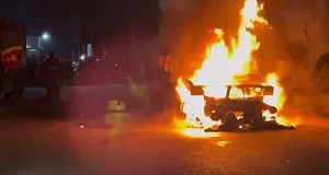 Hummer H2 Caught Fire in Karachi!! Credits: Anonymous Dm for credits #pakwheels #hummerh2 #caughtfire #accident | PakWheels.com