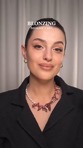 3.9K views | #blonzing to metoda mieszania mokrego bronzera z mokrym różem, co daje przepiękną i zdrowo muśniętą słońcem skórę ☀️ Do tego looku użyto produktów z linii Cheek2Cheek: ️róż w kolorze 01 Tea Rose ️bronzer w kolorze 02 Sun Kissed Próbowałyście już?  #claresa #claresamakeup #claresahebe #dostepnewhebe #konturowanie #róż #cheek2cheek | Claresa | Facebook