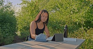 Jovem estudante asiático sentado em uma: vídeo stock (100% livre de direitos) 3924777221 | Shutterstock