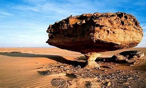 Viên đá cân bằng kỳ diệu của thế giới và là một kỳ quan của thiên nhiên. Có nước sử dụng hình ảnh hòn đá in trên tiền