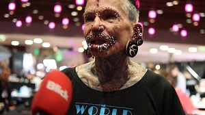 🇩🇪 Zwei auffällige Hörner und 500 Piercings zieren den Körper des 57-jährigen Rolf Buchholz. Damit schaffte er es ins Guinnessbuch der Rekorde. Nun will er sich an den «Ink Days» an herunterhängenden Angelhaken aufhängen. | Blick