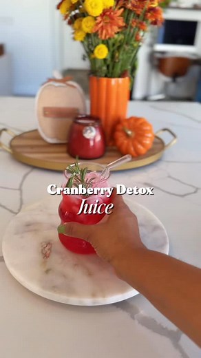 Cranberry Detox Juice A simple daily boost your body will thank you for. Supports digestion, reduces bloating, flushes toxins, hydrates, and strengthens your immune system — all in one refreshing sip.✨ #juicedetox #detox #dailydetox #inmunesystem #inmunesupport #cookingwithlove #holistic #holisticchef #healthy #healthydrinks #healthybodyhealthymind #drinkdetox | Rosemary Lop