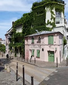 Paris, Always Amazing La Maison Rose : l’histoire de la plus célèbre des maisons montmartroises Bâtie dans les années 1850, cette petite bâtisse différente des autres se situe alors au milieu du village de Montmartre, peuplé de maisons de campagne et de moulins à vent. Elle doit sa couleur rose à Laure Gargallo, modèle pour Picasso et amie des célèbres artistes de la butte. La Maison Rose: the story of the most famous house in Montmartre. Built in the 1850s, this small building, different from t