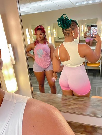 Through thick and thin, my twin 💪🏾 Taniqua Connor #backworkout #gluteworkout #gymlife #fitmoms #twinmom #twinsisters👭 #partnerincrime | TwinToo Fit