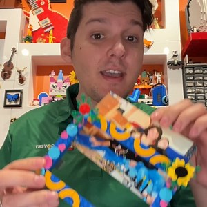 The perfect #MothersDay gift is just a few LEGO bricks away. Create this awesome picture frame for mom, as demonstrated by Master Model Builder Alec! 😀 For even more LEGO building fun with mom, visit LEGOLAND DiscoveryCenter Westchester! | Legoland Discovery Center