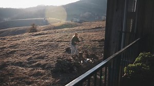 Jeune femme réparant une hache en : vidéo de stock (100 % libre de droit) 3992429747 | Shutterstock