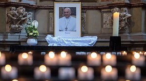 Nach Tod von Papst Franziskus: Trauer und Kondolenzbücher in München und Bayern