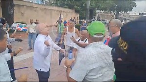 Dos grupos de ciudadanos dominicanos que apoyan a Palestina y a Israel se enfrentaron a golpes cuando coincidieron en el mismo espacio lanzando consignas a favor de sus respectivas causas. | Scnoticias