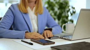 clip-3730981329-3d-animation-cybersecurity-padlock-icon-hovering-over