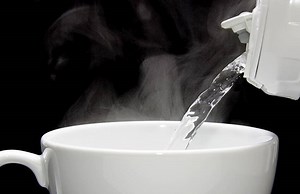 Hot Water Side Effects: गर्म पानी पीना हो सकता है नुकसानदायक, इन बातों का रखें पूरा ध्यान