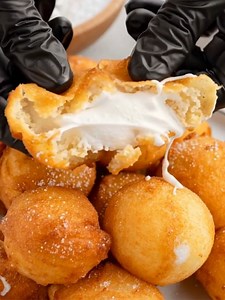 Deep Fried Marshmallows 🍡🍩 Crispy on the outside and gooey inside with a sweet, fluffy center. This easy fair style treat uses simple ingredients and fries up fast for instant fun. Ingredients: 20 large marshmallows frozen ¼ teaspoon vanilla extract 1⅓ cups buttermilk pancake mix Recipe in the Coʍʍеոτ 👇 | Recipes by banana