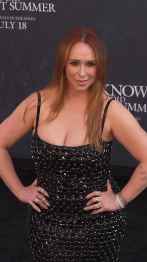 Etalk on Instagram: "Jennifer Love Hewitt looked like an absolute dream at the world premiere of ‘I Know What You Did Last Summer’.  #JenniferLoveHewitt #IKnowWhatYouDidLastSummer #RedCarpet"