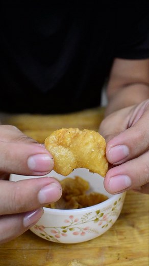 Have you tried CHICKEN CHICHARON??!! #easyrecipes #easyrecipesathome #chicharon #easyrecipe #comfortfood #mexicanrecipes | Cesar Reyes