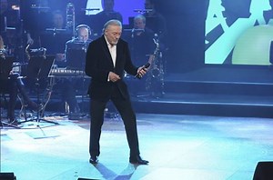 31K views · 1.3K reactions | Karel Gott na oslavě nedožitých 80. narozenin Karla Svobody. | Máme rádi české zpěváky | Facebook