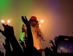 Tede wyrzucił kluczyki do Daci Logan na 10 leciu „Kurt Rolsona” w WWA 🚘 ✔️ W tłum poszły również Jordany, bluzy, koszulki, wlepki, nie zabrakło również przyśpiewki „Je*ać Tedego i całą ekipę jego”. 50 lat na karku, a show na równi z małolatami. | Hype