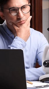 verticale Vidéo Scientifique réflexion et travail : vidéo de stock (100 % libre de droit) 3849863269 | Shutterstock