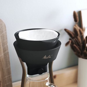 When brewing by hand, always pour over the hot water in circles from the outside in and in consisten movements. That way the coffee blooms best. 🙌 | Melitta UK