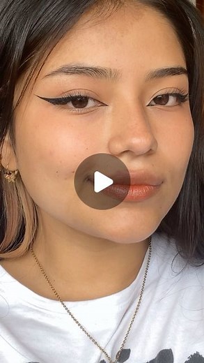 Paula Avella on Instagram: "Recreando el delineado de @marianacmtz por fis etiquétenla 💜💜 . . . . . . . . . . #makeup #makeuptutorial #delineado #delineados"