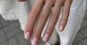 Olejek herbaciany na paznokcie – naturalny sposób, który działa lepiej niż drogie zabiegi