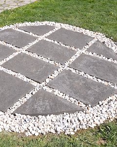 Circular concrete patio to elevate your garden! 🤩 | MetDaan DIY