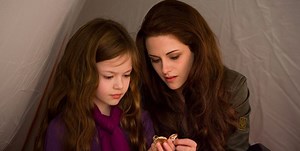 Kristen Stewart se reencuentra con Mackenzie Foy (su hija en 'Crepúsculo)