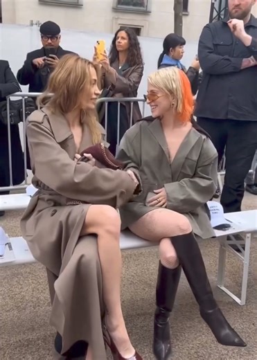1.8M views · 27K reactions | Hayley Williams junto Paris Jackson en el desfile de modas de Stella McCartney #parisfashionweek | Paramore Mexico | Facebook