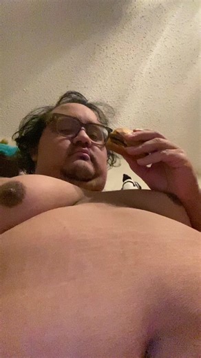 How i be breathing while eating haha 🐷🐼#gainer #grommr #bigdude #bigbelly #gaychub