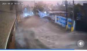 Excelente servicio, gracias Tláloc 🌧️⭐⭐⭐⭐⭐ Tras las fuertes lluvias presentadas esta tarde en el #Edomex, en #Coyotepec se formó una fuerte corriente de agua que arrastró varios vehículos. | El Toluco