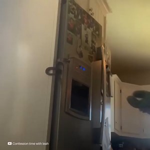 51K views · 143 reactions | Cette femme a vécu un moment de désespoir lorsque le serpent de son fils s’est perdu dans la maison jusqu’à ce qu’elle l’a trouvé dans la cuisine. C’est très effrayant, mais avec l’aide d’un chiffon et d’un gant, elle essaie de l’attraper. | Social | Facebook