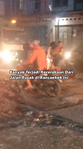 9.4K views · 101 reactions | Banyak terjadi kecelakaan yang disebabkan jalan yang rusak di Jl Raya Rancaekek-Majalaya tepatnya setelah pasar wahana kalau arahnya menuju Dangdeur. Nampak lubangnya cukup dalam. Menurut laporan warga setempat, beberapa kali pengendara motor terjatuh Via @deyanre__ | Info Rancaekek | Facebook