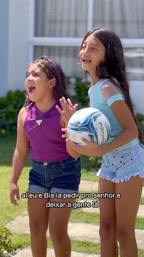 Menina brinca com bonecas | Joel dos Pallets