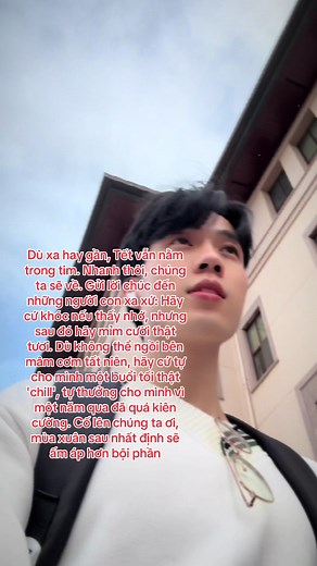 Không phải không muốn về, mà là vì vạn bất đắc dĩ không thể về. Giữa thành phố rực rỡ đèn hoa lúc 16:00 giờ Turkey (20:00 giờ 🇻🇳 đêm 30 Tết), cảm giác trống trải bỗng chốc bủa vây. Mình đã từng dùng hết sự gai góc để đối diện với cả thế giới ngoài kia, tự dặn lòng phải #kiêncường. Thế nhưng, chỉ cần một cuộc gọi, một câu hỏi thăm