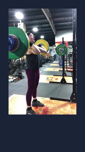 If you’re front rack in the Split Jerk suffers, try adding a pause in the dip. Benefits to this variation include: ⬆️ Time under tension which will do raw the muscles needed in the front track to hold positions longer thus making you stronger in the position. ⬆️ Patience in the dip. Often times a lack of or a break down in positions in the front rack is due to lifters rushing the dip creating separation between the body and the bar. ⬇️ Ability to rely solely on your stretch reflex. With a static