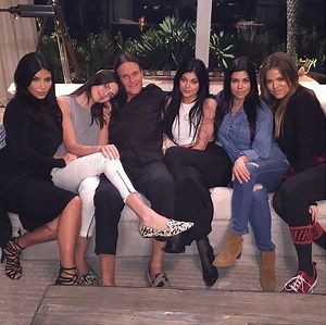 Kim Kardashian y sus hermanas junto a Bruce Jenner