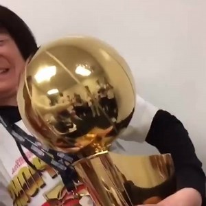 Jeremy Lin 林書豪 celebrating with his mom >>>> ❤️ (🎥: Jeremy Lin 林書豪) | theScore