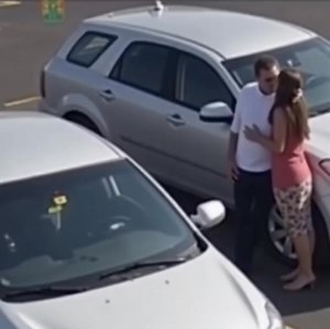 29K views · 63 reactions | Un homme et une femme avaient une liaison dans un parking. Il pensait que personne en ville ne le connaissait, mais il ne se rendait pas compte que sa femme avait installé un traceur GPS dans la voiture pour l'attraper. Soudain, sa femme est entrée.. Histoire Complète En commentaire    | Toujours Sourire | Facebook