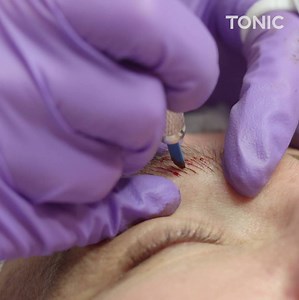Le microblading : la solution pour obtenir des sourcils plus fournis. Plus de vidéos : http://bit.ly/2sGigC5 | VICE France