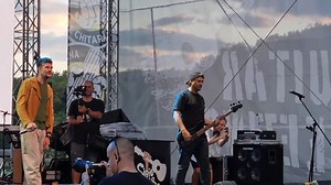 Cum suna "Perfect fără tine" cântată în același timp de 700 chitariști? Mai mult decât perfect!!! 🤩 Tudor Chirilă, Vama, este o onoare să faceți parte din tabloul #SibiuGuitarMeeting! 🌟🤟🎤 | Guitar Meeting Festival