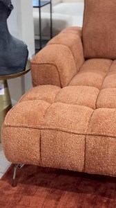 Rien de mieux qu’un salon à la fois chaleureux, convivial et résolument tendance ! Laissez-vous envoûter par le design raffiné du canapé SALSA ✨ À découvrir dans notre showroom. | Maison MOHA