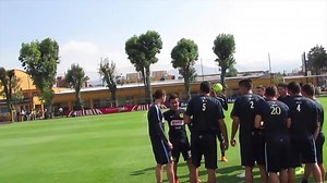 399K views · 784 shares | Al finalizar la práctica del día nuestros jugadores le celebraron su cumpleaños a Martín Zúñiga con el tradicional #PastelazoÁguila #FelizCumpleañosMartín | Club América | Facebook