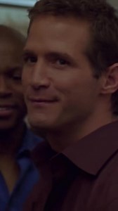 Queer as Folk (2000) — Emmett y Drew: escena y resumen